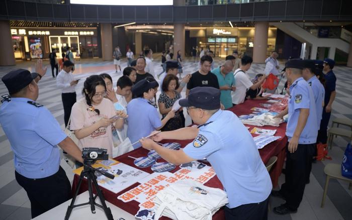 北京昌平警方举办反诈宣传和文明养犬活动，提升居民法律意识