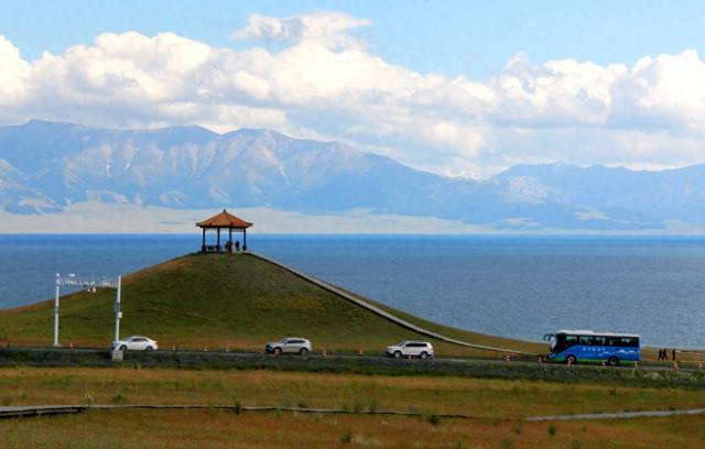 新疆：赛里木湖宛若蓝宝石镶嵌群山之间