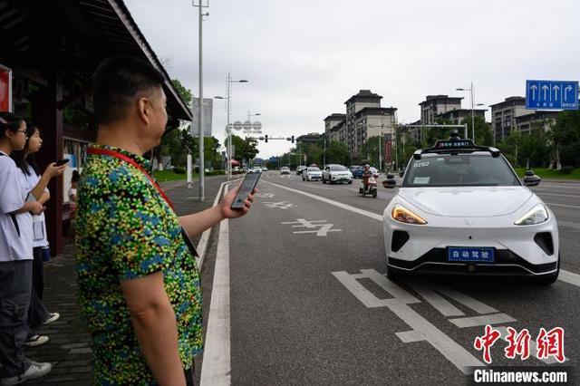 海外华文媒体重庆永川体验自动驾驶出行服务