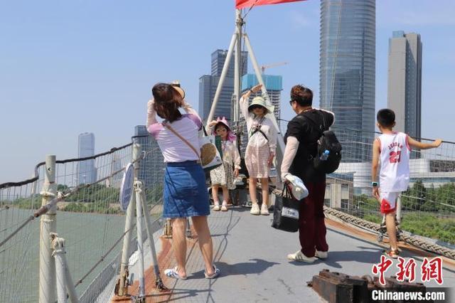 “中国航海日”南昌舰景区吸引民众参观