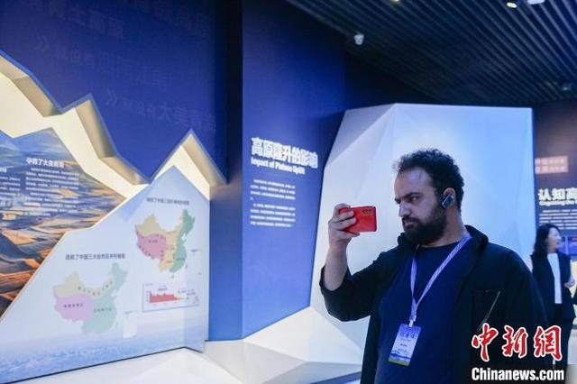 伊朗记者团探访博物馆 与青藏高原自然生态“对话”
