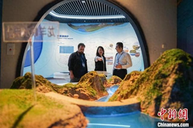 伊朗记者团探访博物馆 与青藏高原自然生态“对话”