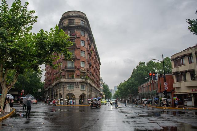 天气｜上海局部大雨到暴雨，武康大楼游客冒雨打卡