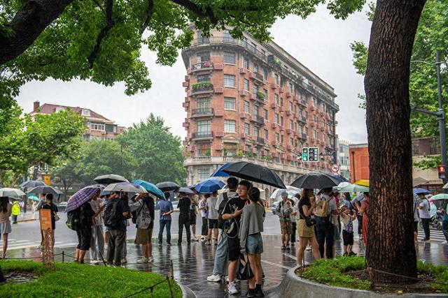 天气｜上海局部大雨到暴雨，武康大楼游客冒雨打卡