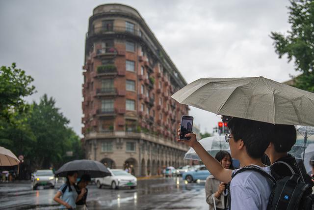 天气｜上海局部大雨到暴雨，武康大楼游客冒雨打卡