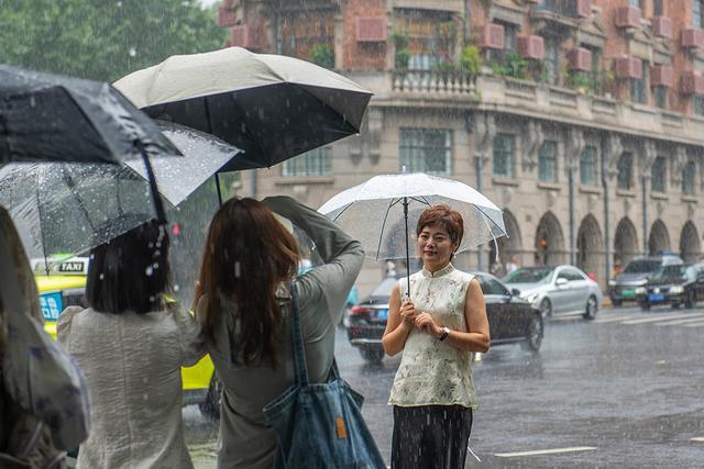 天气｜上海局部大雨到暴雨，武康大楼游客冒雨打卡