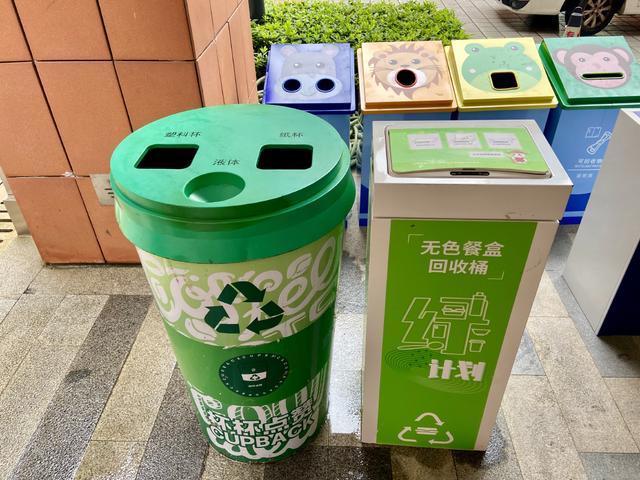垃圾箱造型多样、机器人上门收垃圾，上海推进垃圾精细化分类
