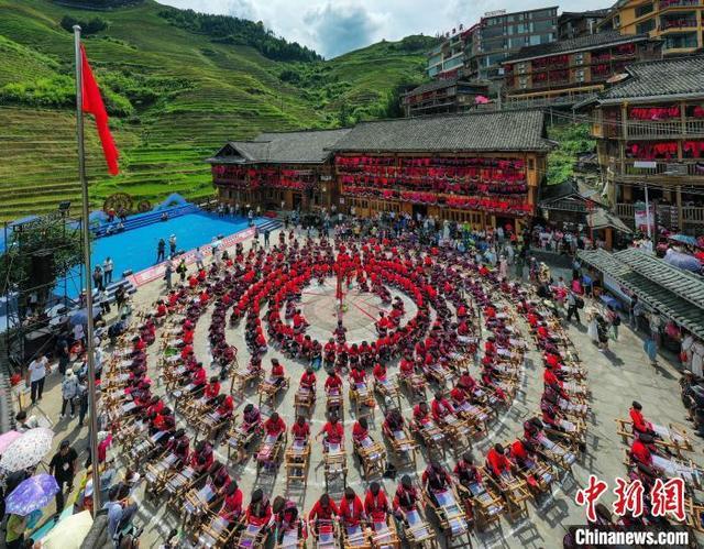 广西龙胜红瑶民众欢度传统“晒衣节”