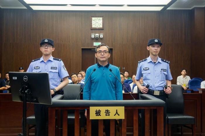 被控受贿9000余万元，上海市奉贤区委原常委周龙华受审