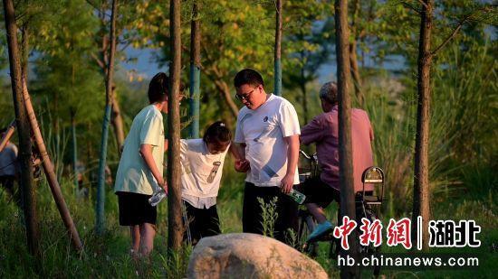 湖北老河口：落日余晖映晚霞