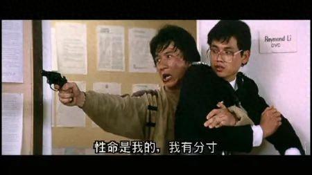 图为香港电影《警察故事》中,成龙饰演的角色手拿“点三八”左轮手枪与悍匪对峙。图片来自网络