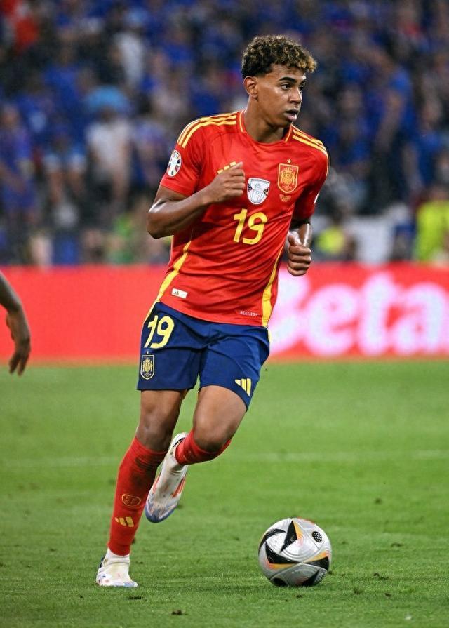 16岁362天！亚马尔成欧锦赛最年轻进球球员，西班牙欢呼“足球神童”诞生