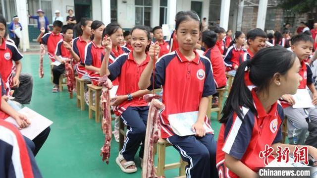 广西侗乡一小学奖励猪肉助勤学