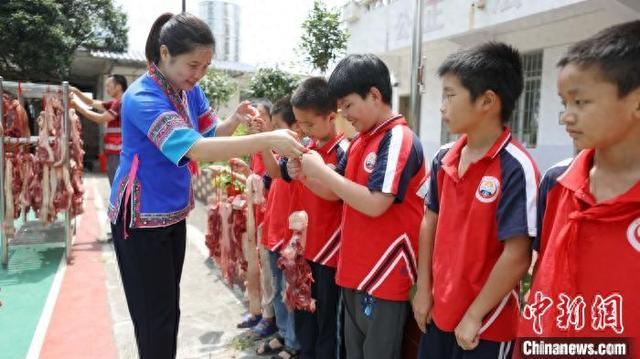 广西侗乡一小学奖励猪肉助勤学