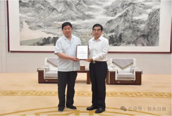 丁绣峰为单霁翔颁发聘书
