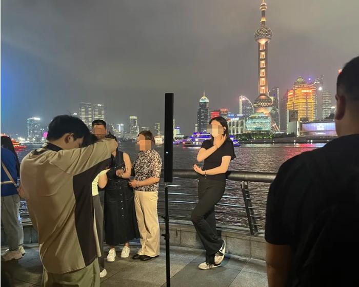 上海外滩暑期迎来大客流，“野生”摄影现象治理成效如何？