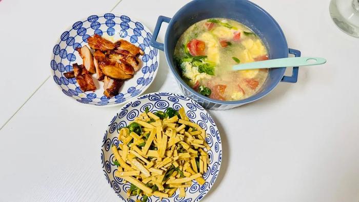 一顿营养美味的快手晚餐，包含两菜一汤，足够一家三口享用