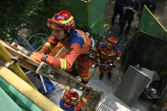 ​小区二楼防盗栏要不要拆？北京通州消防现场计算起火逃生时间