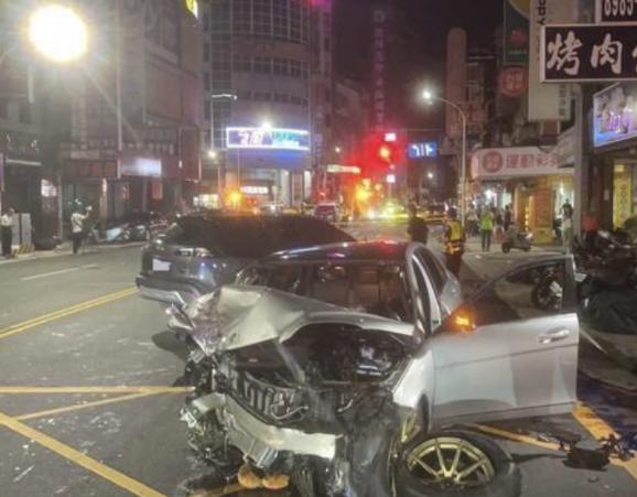 台湾街头突发！一警察死亡