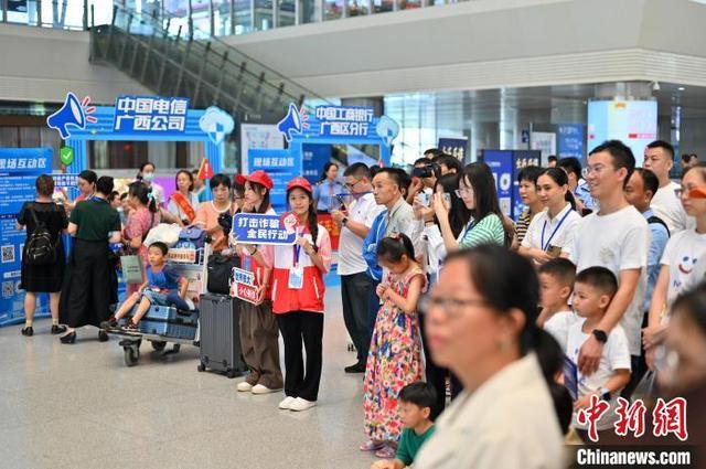 广西南宁：车站办起“反诈集市”