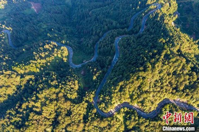 航拍贵州夏日乡村公路：宛若玉带环绕青山