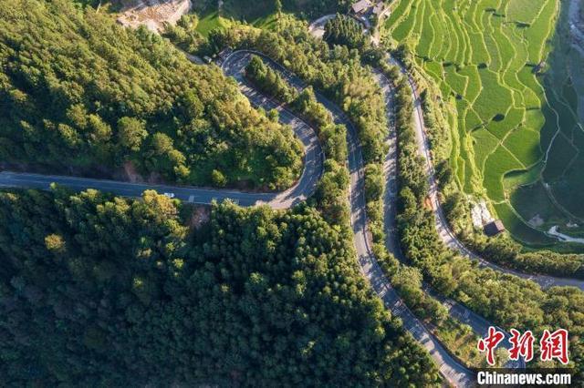 航拍贵州夏日乡村公路：宛若玉带环绕青山