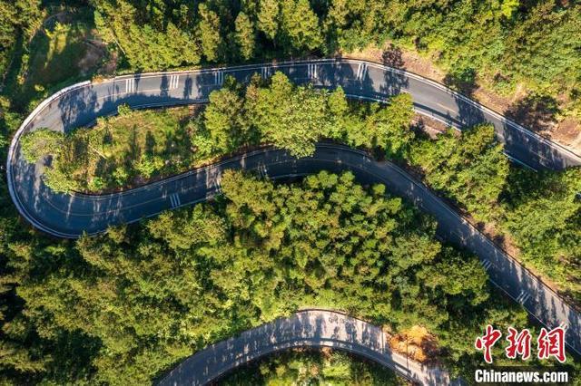 航拍贵州夏日乡村公路：宛若玉带环绕青山