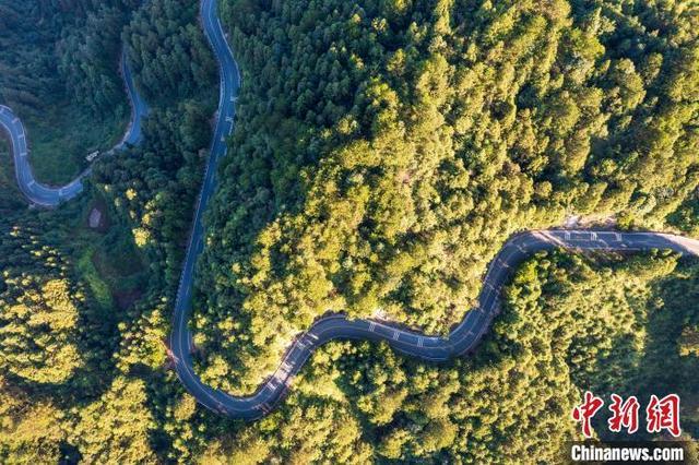 航拍贵州夏日乡村公路：宛若玉带环绕青山