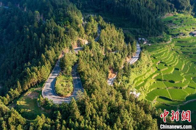 航拍贵州夏日乡村公路：宛若玉带环绕青山