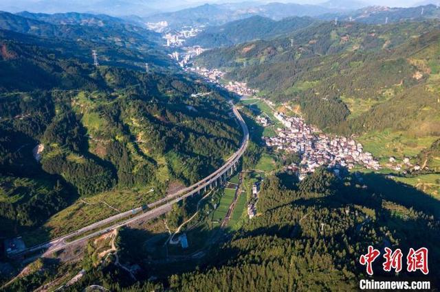 航拍贵州夏日乡村公路：宛若玉带环绕青山