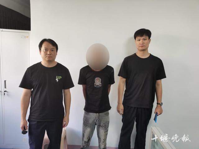 深夜，街头拍下的一幕！男子脱光衣服躲避警方侦查……