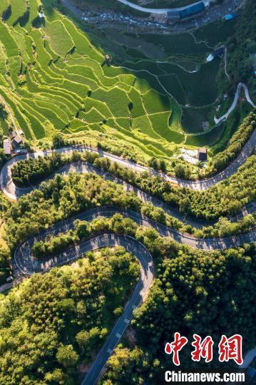 航拍贵州夏日乡村公路：宛若玉带环绕青山