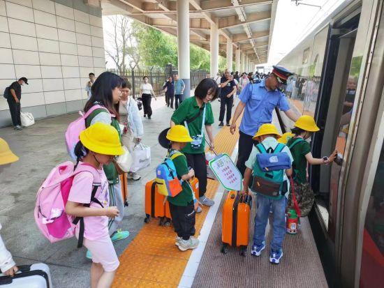 大庆车务段为暑期旅客平安有序出行提供可靠保障