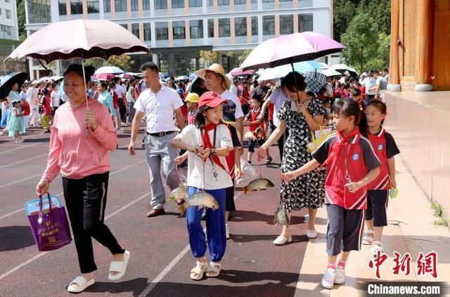 广西侗乡：期末奖活鱼 学子乐开怀