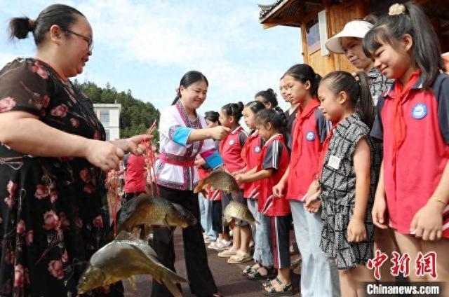 广西侗乡：期末奖活鱼 学子乐开怀