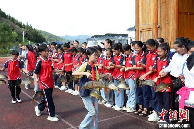 广西侗乡：期末奖活鱼 学子乐开怀