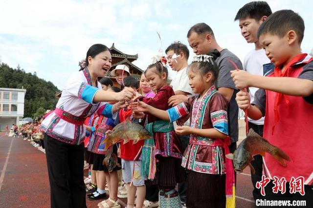 广西侗乡：期末奖活鱼 学子乐开怀