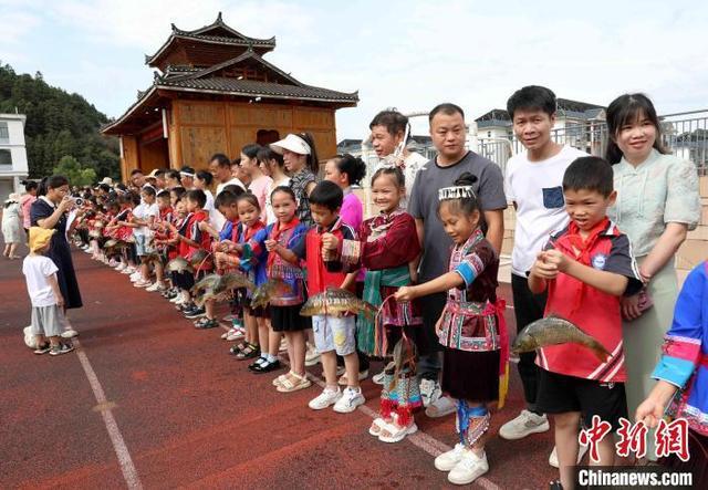 广西侗乡：期末奖活鱼 学子乐开怀