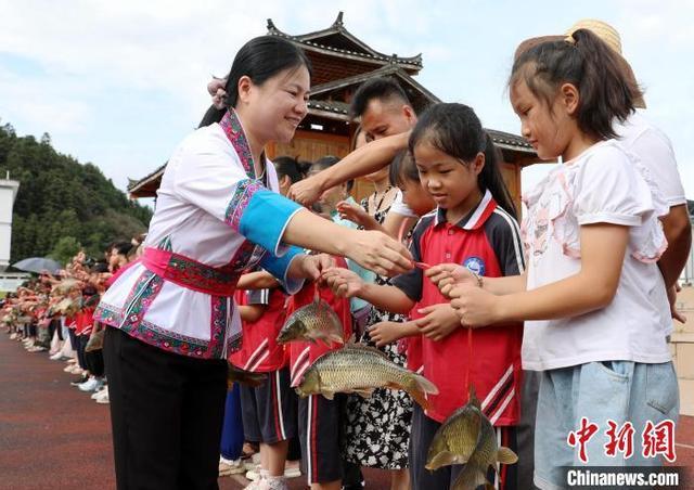 广西侗乡：期末奖活鱼 学子乐开怀