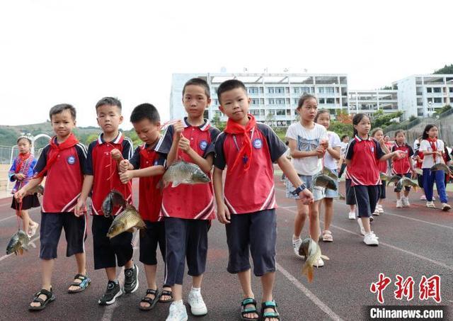 广西侗乡：期末奖活鱼 学子乐开怀