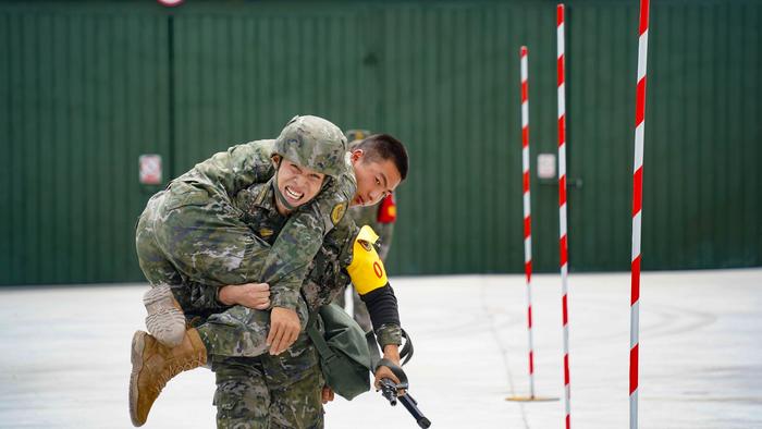 武警官兵军事比武 全面锤炼实战能力