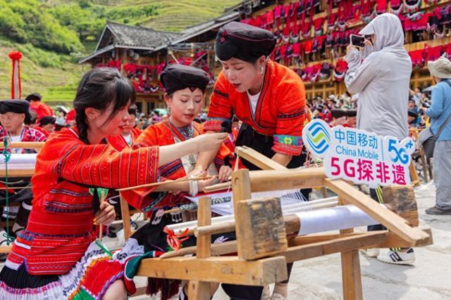 村晚“上云端”  5G直播非遗盛会广西红瑶“晒衣节”