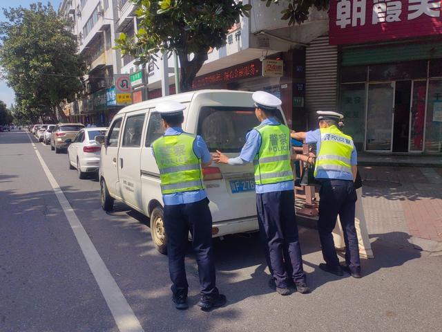 车辆抛锚陷窘境 城固交警来解困！