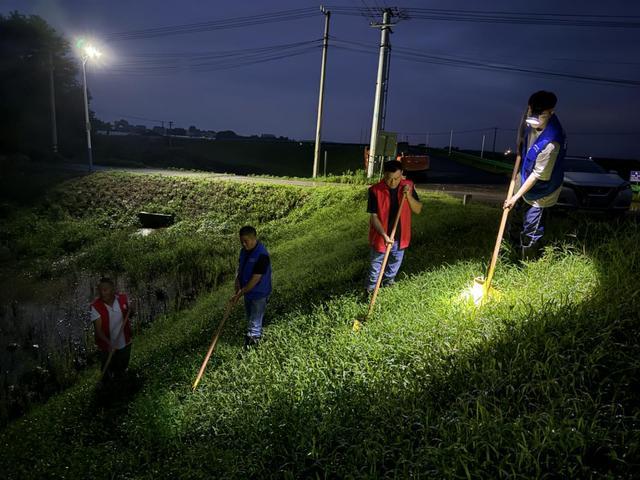 南京溧水晶桥镇：党员冲锋在前 昼夜巡堤查险保安全