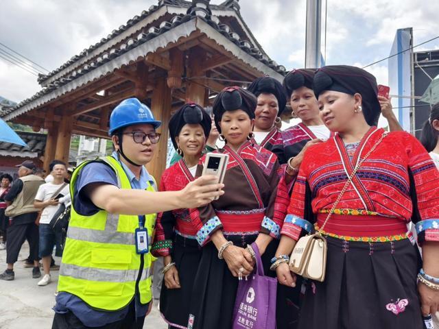 村晚“上云端”  5G直播非遗盛会广西红瑶“晒衣节”