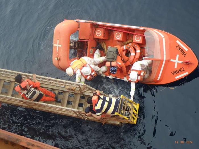 韩国油船在黄海爆炸遇险，中国货船救起14名外籍船员