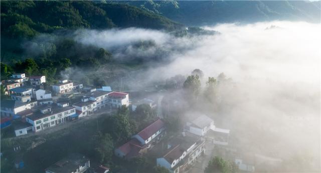 岳西县店前镇：雨后乡村 美若画卷