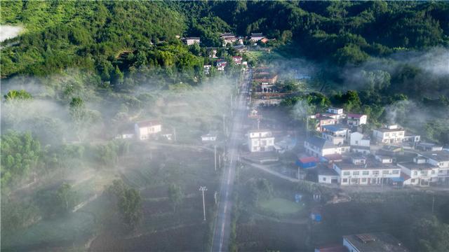 岳西县店前镇：雨后乡村 美若画卷