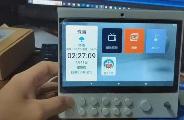 奶奶用不惯触屏，“00后”小伙自制带按键的智能屏