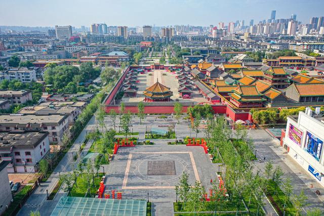 盛夏天空碧蓝 沈阳故宫古建鳞次栉比